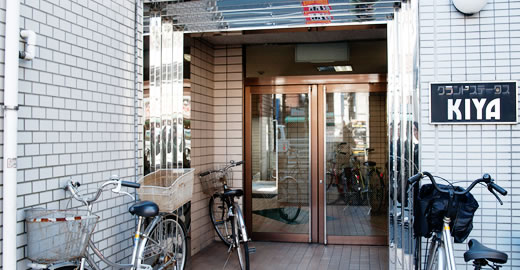グランドステータスKIYAの看板があります。